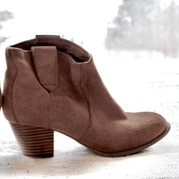 Aldo Vintage Whiskey Suede Booties. - Picture 4 of 6